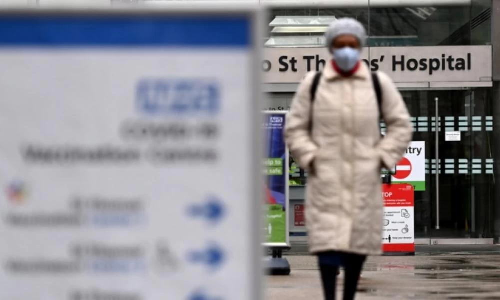 Η Βρετανία ανακοίνωσε 98.515 νέα κρούσματα κορονοϊού